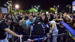 Agresorii jandarmeriței de la protestele din 10 august scapă de închisoare! Ștefania primește 10.000 de euro, celălalt jandarm lovit - nimic!