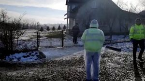 Moarte suspectă în Botoșani! Un bărbat a fost descoperit zâcând într-o baltă de sânge, în propria curte