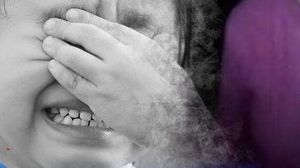 O fetiță de doar șase ani din Galați, dezbrăcată și bătută, în fața casei, găsită și salvată de vecin. Copila țipa și plângea că nu mai vrea la mama ei