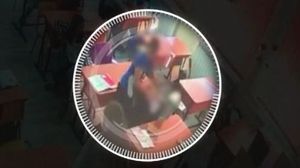 VIDEO | Copil de 11 ani, bătut de un alt elev, sub ochii profesoarei. Imaginile sunt terifiante