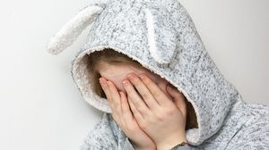 Un bărbat de 73 de ani, lăsat în libertate de judecători, după ce a abuzat sexual o copilă de 10 ani! „A sărutat-o pe gură cu limba, a mângâiat-o pe sâni și...”