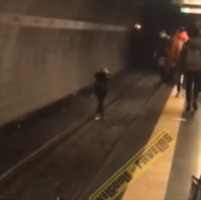 VIDEO! O româncă a vrut să se sinucidă la Roma. S-a aruncat pe șinele de metrou 