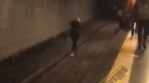 VIDEO! O româncă a vrut să se sinucidă la Roma. S-a aruncat pe șinele de metrou 