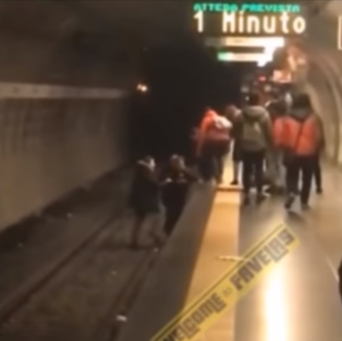 VIDEO! O româncă a vrut să se sinucidă la Roma. S-a aruncat pe șinele de metrou 
