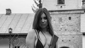 Ședință foto neconvențională la Mănăstirea Ciolanu! O elevă din Buzău s-a fotografiat cu sânii la vedere și cu mitraliera în mână