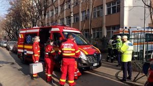 Sute de elevi de la o școală din București, evacuați după dezinfecție. O fată de 14 ani a ajuns la spital