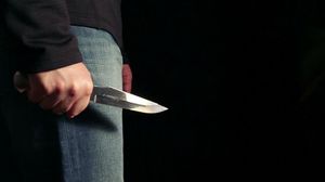 Lovitură dublă pentru un bărbat din Suceava. A fost înjughiat de violatorul soției sale