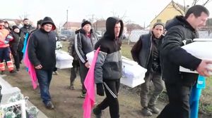 Imaginile durerii. Mama copiilor arși de vii la Timișoara a leșinat la înmormântare