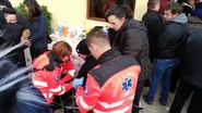 Imaginile durerii. Mama copiilor arși de vii la Timișoara a leșinat la înmormântare
