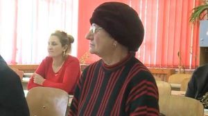 O bunicuță de 58 de ani le da lecții de voință tinerilor. Este elevă în clasa a III-a și vrea să devină premiantă: „Sunt veselă acum că știu să răspund la școală”