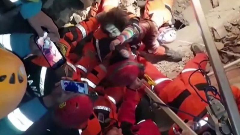 Operațiune dramatică de salvare după cutremurul devastator din Turcia. O fetiță îngropată sub dărămături a fost găsită după 24 de ore de la dezastru