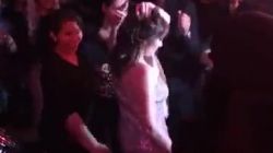 Veronica din Blegești - Vulpița, show total înconjurată de bărbați, la manele! VIDEO