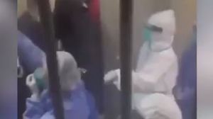 Imagini șocante! Locuitorii orașului Wuhan se calcă în picioare pe holurile spitalului: ”Sunt mai mulți bolnavi decât spun” Imagini șocante! Locuitorii orașului Wuhan se calcă în picioare pe holurile spitalului: ”Sunt mai mulți bolnavi decât spun”