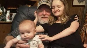 O femeie din SUA, în vârstă de 27 de ani, originară din Polonia, a povestit cum a început relația cu soțul ei în vârstă de 54 de ani. Tânăra care arată de 15 ani se iubește cu un bărbat de 54: „Lumea crede că mă sărut cu bunicul meu”