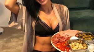 În ce ținută îi servește Adelina Pestrițu mâncarea lui Virgil Șteblea