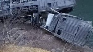 Panică în Olt. Un autotren încărcat cu autoturisme a căzut în râu. Sunt căutate celelalte autoturisme