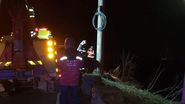 Panică în Olt. Un autotren încărcat cu autoturisme a căzut în râu. Sunt căutate celelalte autoturisme