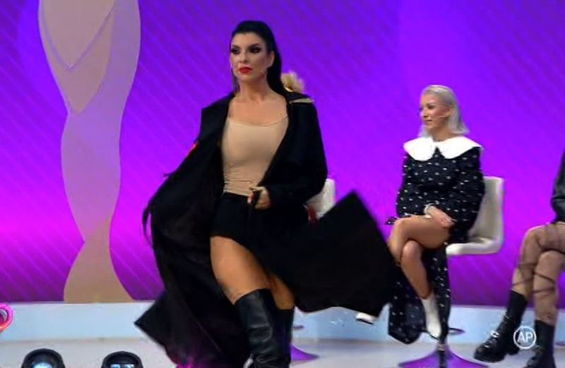 Andreea Tonciu și-a dat jos pantalonii pentru Cătălin Botezatu