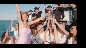 Vlăduță Lupău, mai sexy ca niciodată! Cântăreața a fost surprinsă cu paharul în mână, în mijlocul petrecerii 