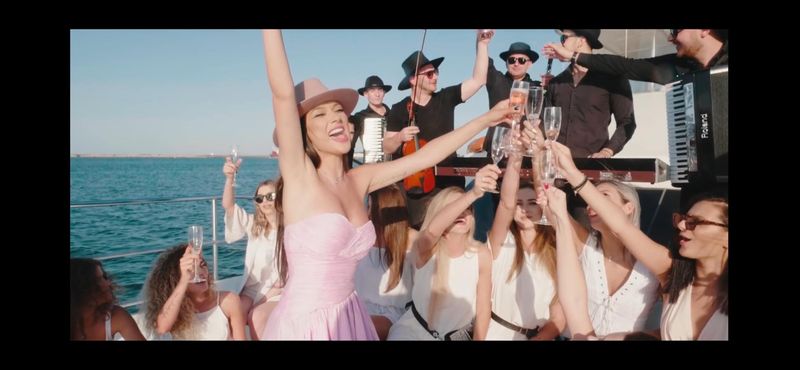 Vlăduță Lupău, mai sexy ca niciodată! C&acirc;ntăreața a fost surprinsă cu paharul &icirc;n m&acirc;nă, &icirc;n mijlocul petrecerii 