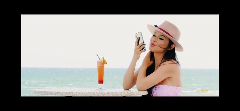 Vlăduță Lupău, mai sexy ca niciodată! C&acirc;ntăreața a fost surprinsă cu paharul &icirc;n m&acirc;nă, &icirc;n mijlocul petrecerii 