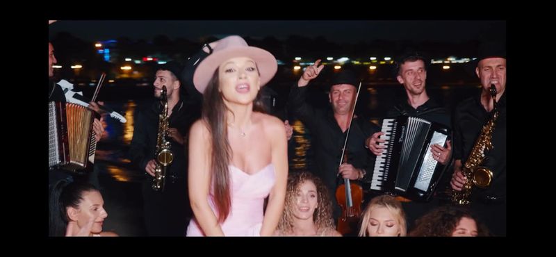 Vlăduță Lupău, mai sexy ca niciodată! C&acirc;ntăreața a fost surprinsă cu paharul &icirc;n m&acirc;nă, &icirc;n mijlocul petrecerii 