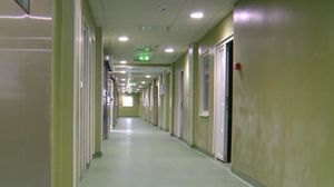 O femeie  a murit după ce a așteptat 16 ore pe holurile spitalului