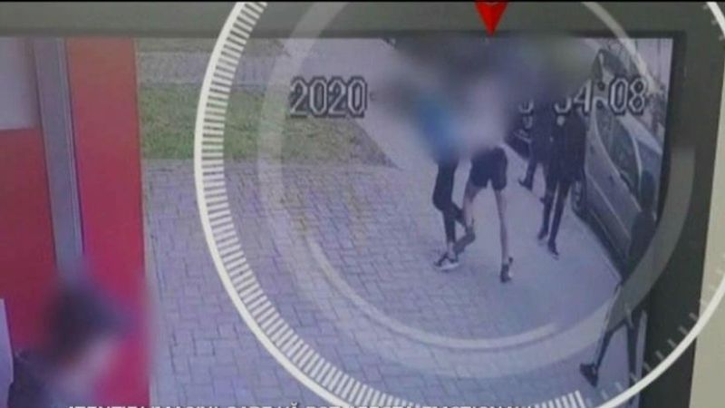 Elev de 13 ani, în comă după ce a fost bătut cu sălbăticie de un sportiv! Întreaga scenă a fost filmată, iar imaginile par desprinse din filmele de groază