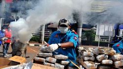 Cum au reușit polițiștii din Indonezia să drogheze un oraș întreg. Greșeala autorităților după ce au ars trei tone de marijuana