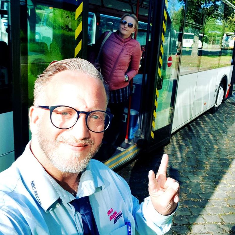 O tânără s-a îndrăgostit de șoferul autobuzului cu care circula zilnic. Cum au ajuns cei doi să devină un cuplu