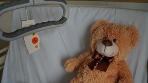 O fetiță de doar trei ani a murit după ce a căzut în oala cu mâncare. Bucătarul asculta muzică la căști și nu i-a auzit țipetele disperate