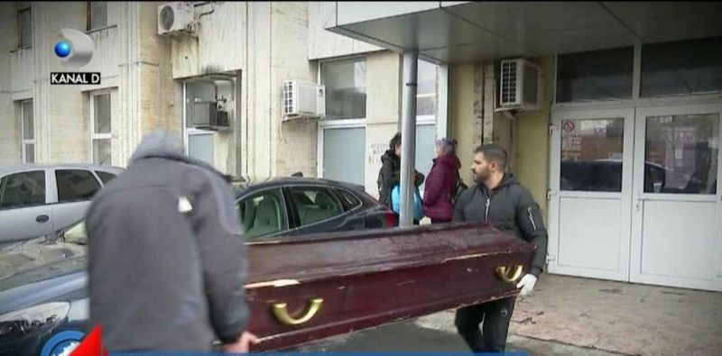 Femeie moartă după 16 ore de așteptare și chin, într-un spital plin de medici. Mărturia emoționantă a fiului pacientei: „A murit pe un scaun”