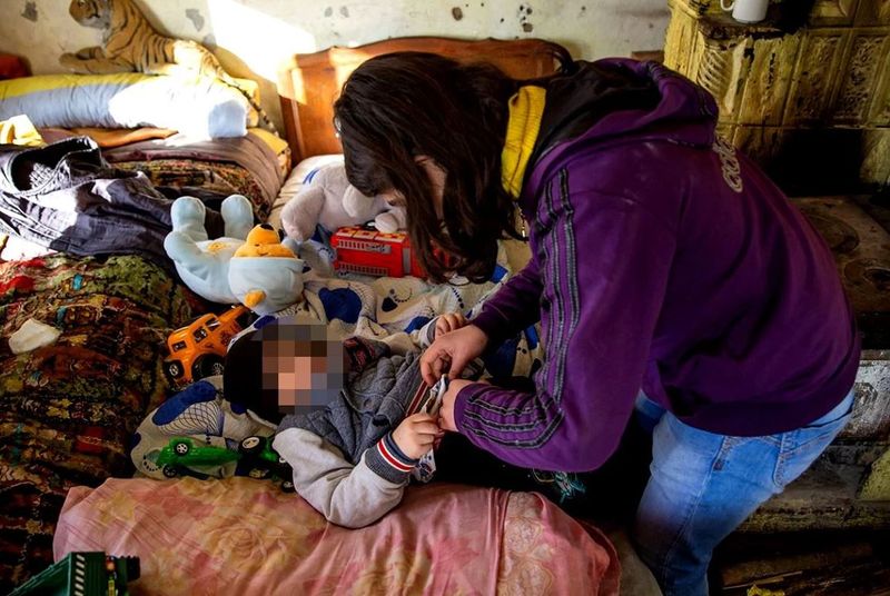 Un tată &icirc;și creștea singur copiii &icirc;ntr-o casă, &icirc;n care &icirc;și viola fata