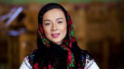Imagini INCREDIBILE de la debutul pe scenă al Vlăduței Lupău! Artista avea câțiva ani când a debutat la Tezaur Folcloric FOTO EXCLUSIV