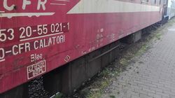 Trafic feroviar blocat între Sibiu şi Braşov după ce locomotiva unui tren de călători a deraiat