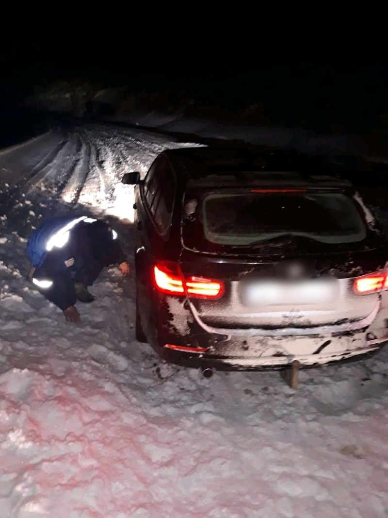 Trei oameni, blocați din cauza zăpezii, la -17 grade Celsius
