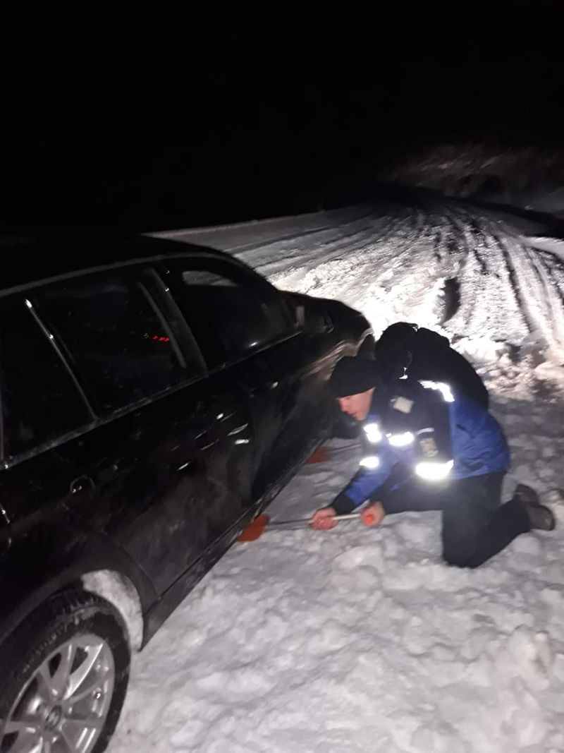 Trei oameni, blocați din cauza zăpezii, la -17 grade Celsius