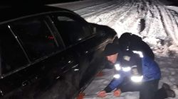 Intervenție dificilă a jandarmilor vâlceni la -17 grade Celsius. Trei oameni, blocați în mașină din cauza zăpezii