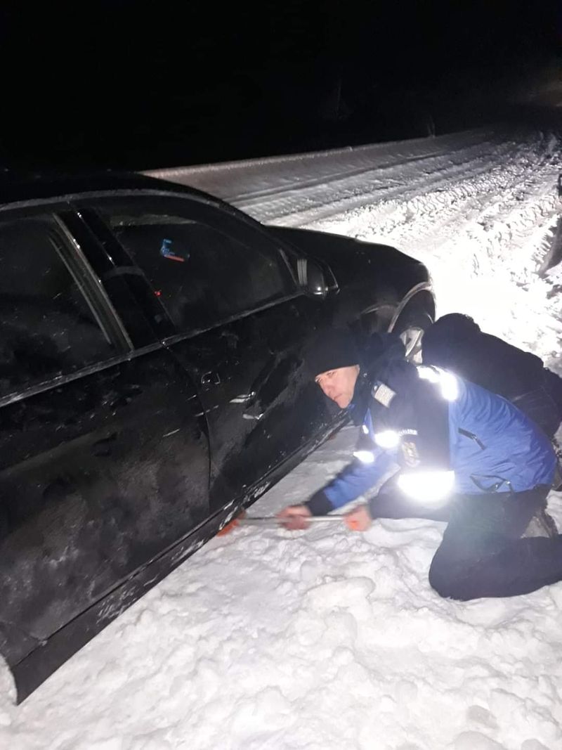 Trei oameni, blocați din cauza zăpezii, la -17 grade Celsius