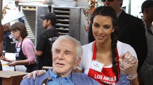 7 motive pentru care Kirk Douglas era unul dintre cei mai iubiți oameni de la Hollywood