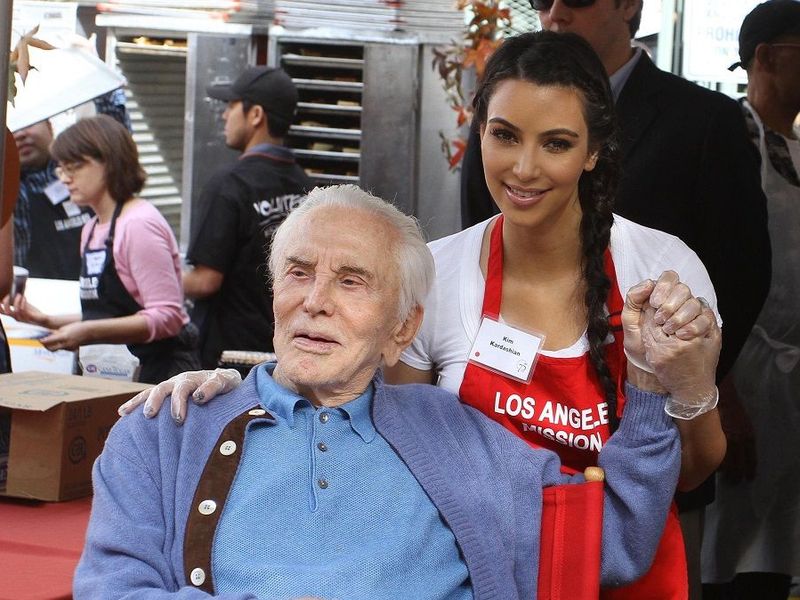 7 motive pentru care Kirk Douglas era unul dintre cei mai iubiți oameni de la Hollywood