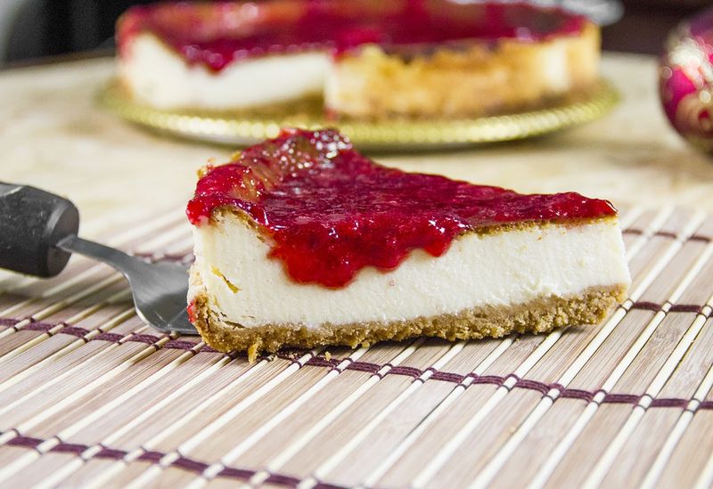 Cheesecake, prăjitura-minune. Rețeta fără coacere care te scoate din orice încurcătură