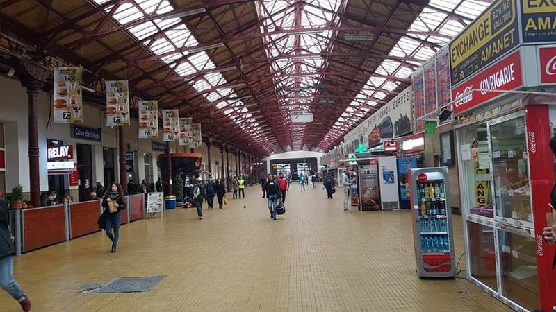  Un bărbat s-a plimbat gol pușcă prin Gara de Nord