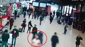  Un bărbat s-a plimbat gol pușcă prin Gara de Nord