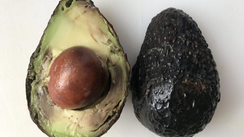 Avocado. Cum păstrezi fructul intact zile întregi