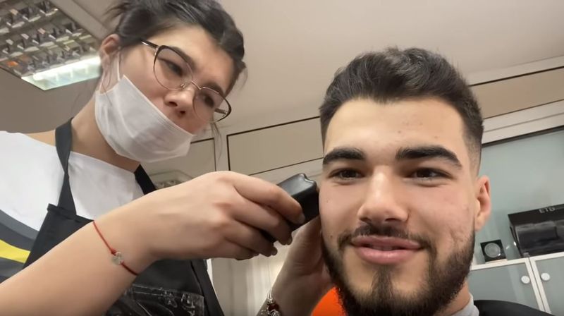 Iancu Sterp este tuns de sora lui, Ileana