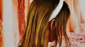 O mamă își îmbrăca fetița de nouă ani în iepuraș Playboy