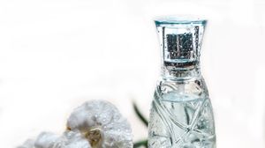 8 parfumuri accesibile care persista la fel de mult ca cele scumpe 8 parfumuri accesibile care persista la fel de mult ca cele scumpe