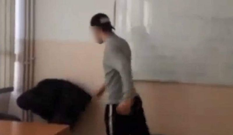 Bătaie cruntă între două eleve din Maramureș, sub ochii profesoarei