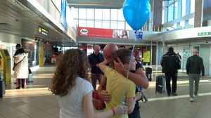 Remus de la Survivor s-a întors în România! Primele imagini de la sosirea lui pe aeroport